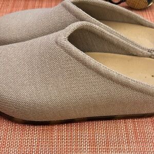 Rothy’s casual clog slide. Merino wool. Color is dove. Excellent condition.